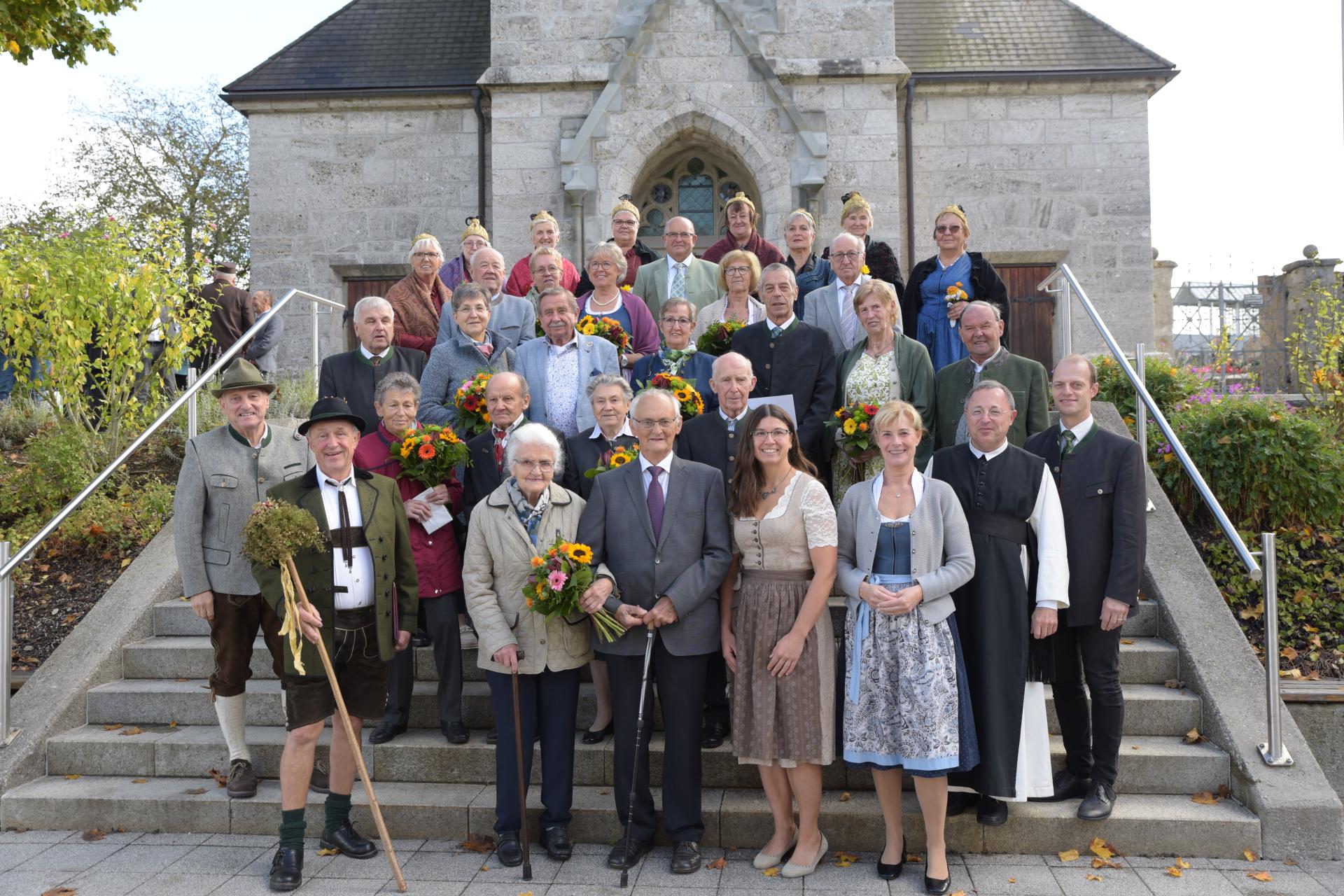 Gruppenfoto Jubelpaarfeier 2024 auf Kirchenstiege, Jubelpaare und weitere Teilnehmer