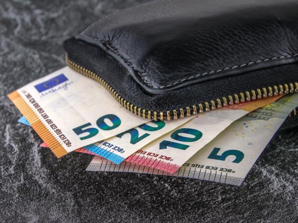 Schwarze Geldtasche mit Euro-Scheinen